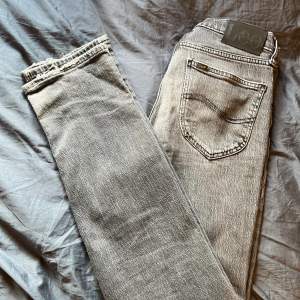 Säljer mina Lee jeans för att jag växt ur dem.  Modellen ”WEST”. Storlek w28 L32. Skick 6/10 hål längst ner i byxbenet (se bild) men för övrigt bra. Köpta på Kennedies för 1100kr  