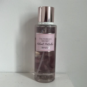 Victoria secret body mist - Victoria secret body mist velvet petals crystal säljes. Går att mötas upp i Uppsala 