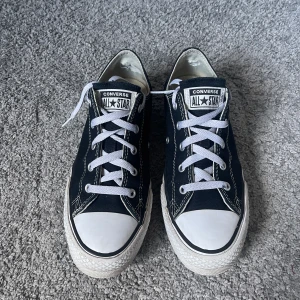 Svarta convers med hög sula - Säljer mina svarta convers med en liten högre sula pga att det är små för mig. Perfekta tunna skor för sommaren.
