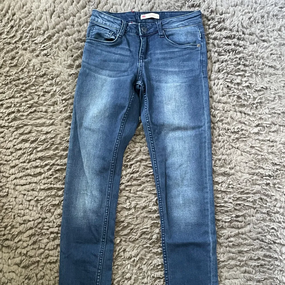 Levis jeans storlek 14 (164). Passar Xs liten S . Jeans & Byxor.