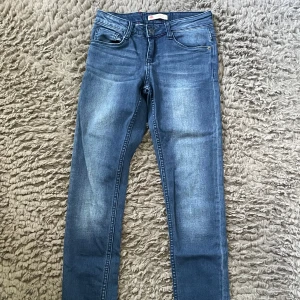 Levis jeans - Levis jeans storlek 14 (164). Passar Xs liten S 