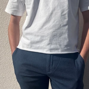 Kostymbyxor Herr - Helt oanvända kostymbyxor med prislappen kvar! Ursprungligen köpta i Paris, från franska märket Jules för nypris 580kr. Märkta storlek 38, modell på bild är 1.78 och brukar bära S/M. Perfekt skick, skriv vid frågor!