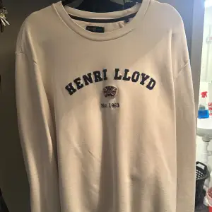 Säljer min killes Henri Lloyd tröja, använd fåtal gånger i fint skick 