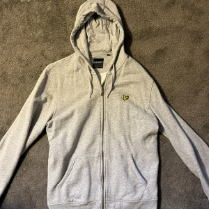 Lyle and scott zip - Hej Säljer denna zip hoodie då jag växt ur den. Den är i mycket bra skick och är i storlek M. Pris ej hugget i sten
