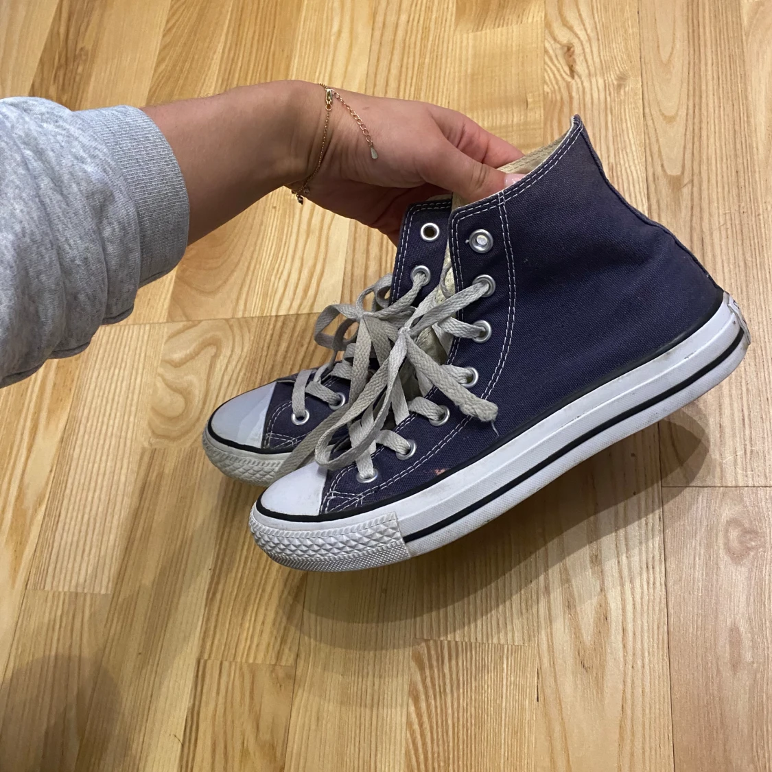 Marinblåa converse !   - 91