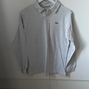 Lacoste skjorta  - Säljer min Lacoste skjorta då jag inte använder den! Skick 7.5/10 Inga defekter  