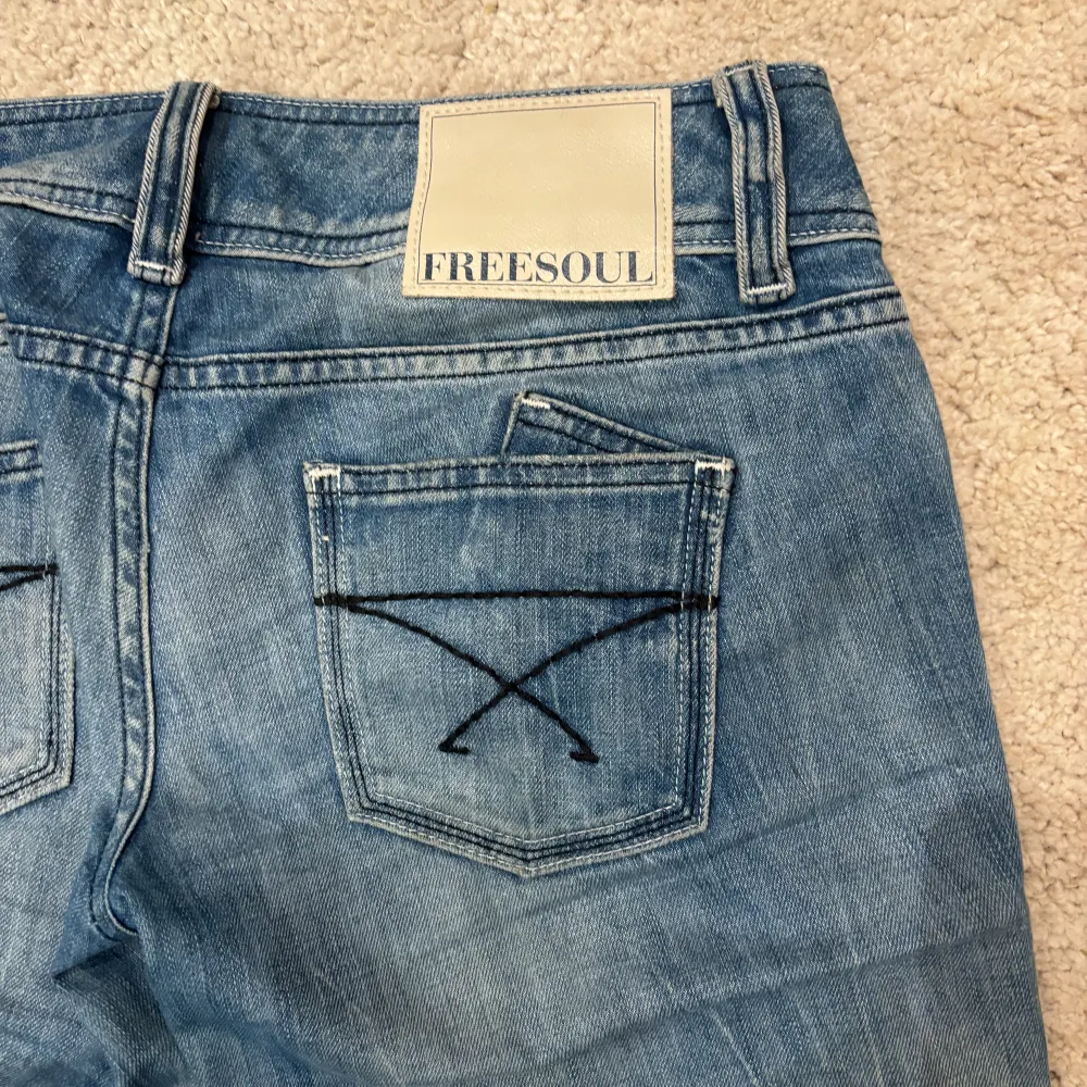 Lågmidjade jeans med slitningar💕 sömmen längst ner är uppsprettad och uppklipta.. Jeans & Byxor.