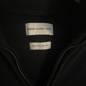 These Glory Days full zip - Säljer nu denna fina full zip i 100% merino ull. Extremt skön och väldigt bra skick. Skriv om ni har några frågor!