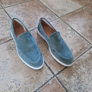 Loafers, slip-ins, slip-ons - Mocka loafers, liknar Aurelier, loropiana och steve madden loafers. Säljer då Min fot är för långsmal för dessa. Minimalt använda.