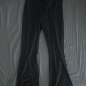 High waist mjukis flares - mjuk, har används några gånger OBS! har några små hål på botten av byxorna endast möta upp både swish och kontanter går bra