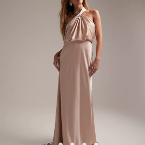 Balklänning - Jag köpte denna fina klänning på asos. I strl36, dock passade den inte mig och kan ej skicka tillbaka längre. Nypris 1500kr, jag köpte för 1200. Just nu slutsålda. Kan tänka mig att sälja billigt🩵  Prislappen är kvar.