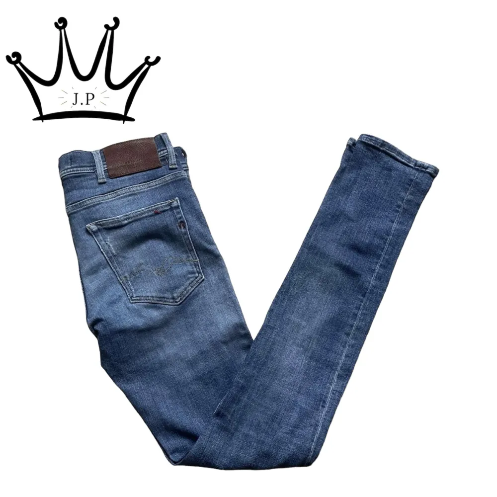 Säljer dessa populära replay jeans i bra skick, modellen på bilden är 189 och väger 75kg. Sitter lite väl slim, passar dig som har smalare ben. Kontakta oss ifall det är några frågor eller något som är oklart!. Jeans & Byxor.