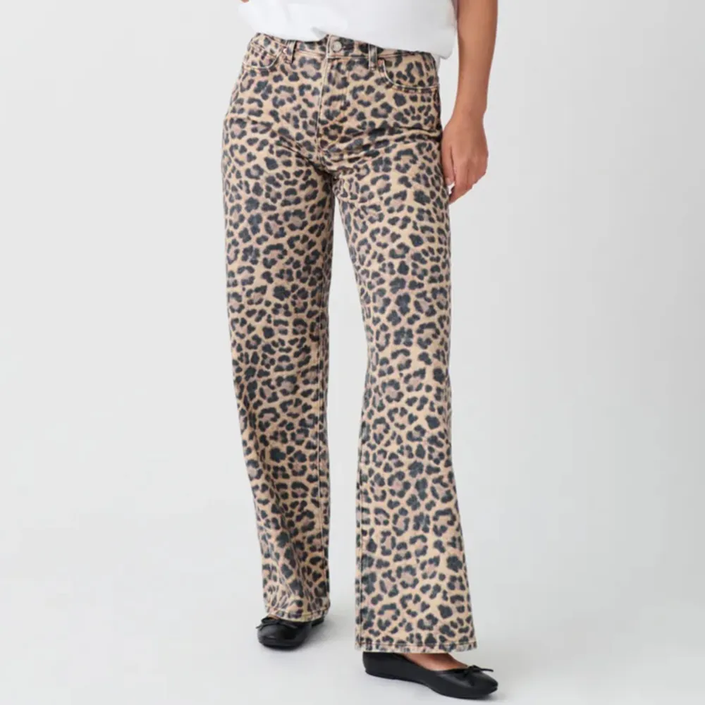 Säljer dessa helt slutsålda eftertraktade Leopard jeansen i storlek 34, endast provade med alla lappar kvar. Beställde i två storlekar💖💖. Jeans & Byxor.