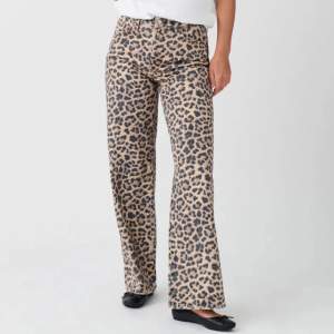 Säljer dessa helt slutsålda eftertraktade Leopard jeansen i storlek 34, endast provade med alla lappar kvar. Beställde i två storlekar💖💖