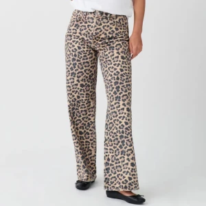 Gina Tricot Leopard jeans - Säljer dessa helt slutsålda eftertraktade Leopard jeansen i storlek 34, endast provade med alla lappar kvar. Beställde i två storlekar💖💖