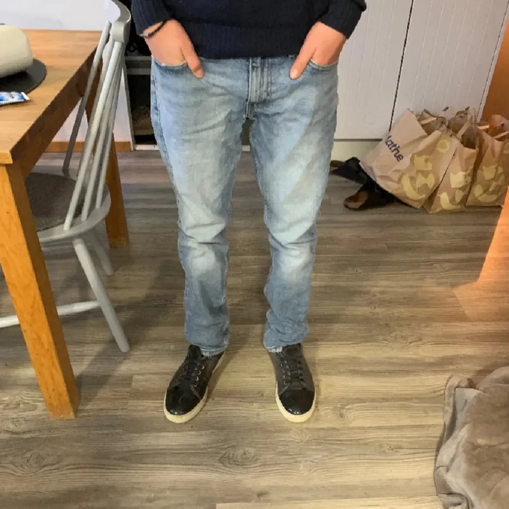 Säljer nu mina Levis jeans då dem inte används längre i storlek 30/30 OBS bilder tagna från den förra annonsen . Jeans & Byxor.