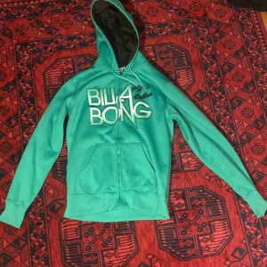 Grön billabong zip - Grön billabong zip hoodie bra skicka. Liten fläck på fickan där fram men går förmodligen bort i tvätt. Storlek M