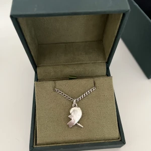 Maria Nilsdotter halsband  - Fint skick! Längd 45, man får med box och kvitto🙌🏼🙌🏼