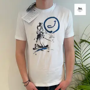 Jacob Cohen t-shirt | Skick: 10/10 (HELT NY) | Size - M | Pris - 1199kr | Modellen är ca 182cm lång | Fraktar via postnord eller instabox på köparens bekostnad | Hör av dig vid minsta fråga eller fundering // RDL