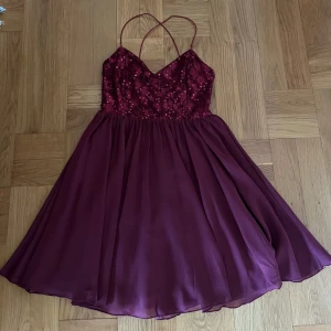 Cocktail miniklänning storlek XS - Från Nelly. Etiketten är borttagen men bortsett från det är den i väldigt bra skick. Bara använd en gång. Den är kort i längden.