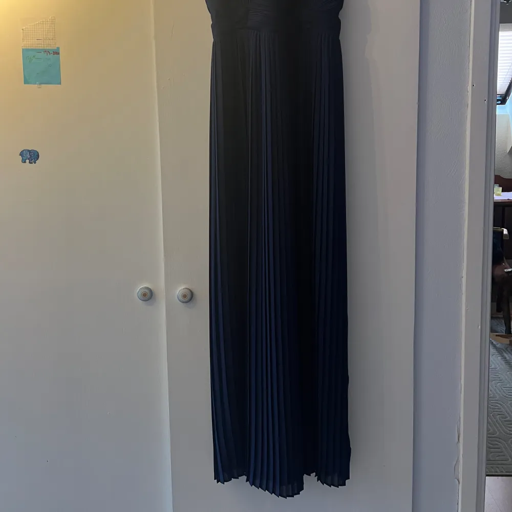 Maxiklänning som jag köpt på Zalando. 🥰 Den är i storlek 36 men kan passa en 34 också skulle jag säga eftersom den är petite💕 Märket heter TFNC London  . Klänningar.