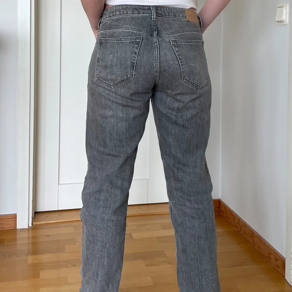 Säljer mina fina lågmidjade, gråa, raka jeans från weekday då de är lite för stora på mig 💗 ord pris 590kr men slutsålda . Jeans & Byxor.