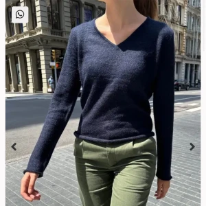 Brandymelville mohair v-neck tröja  - Jättefin tunn stickad mohair tröja med v-veck från brandy Melville. Den är mörkblå och är i nyskick. Står ingen storlek men skulle säga xs. Nypris är ca 420 kr säljer för 120kr 💕