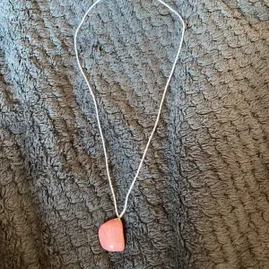 Halsband med rosa kristall, vet inte om det är en riktigt kristall men jag tror inte det men den är fin iallafall 🫶🏻