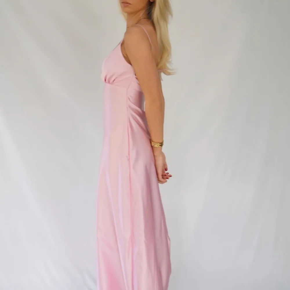 Super fin balklänning från By Stina. Den ser lite lila ut på mina bilder men är rosa i verkligheten. Säljer pågrund av att den är lite för liten för mig. Om du har några frågor så är det bara att skriva till mig❤️. Klänningar.