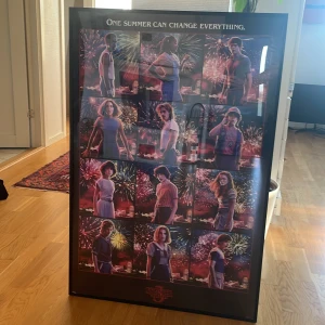 stranger things plansch - En poster av stranger things från säsong 3. Den är 93cm hög och 63cm bred.Är i en ikea ram med plast över. Väldigt fint skick. Hämtas både ramen och planschen tillsammans.