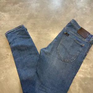 Säljer dessa feta Lee jeans storlek W31 L34 men sitter som 32 i längd, skick 8/10, är öppen för byten och priset kan diskuteras😃