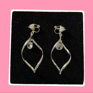 Klämörhängen - Klämörhängen i silver med en diamant, aldrig använda🙌🩵