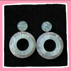 Blå örhängen - Fina örhängen som aldrig kommit till användning, vet inte vart de är ifrån👐