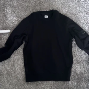 C.P Company sweatshirt - Säljer nu min C.P. Company tröja då den inte används längre köpte på NK och har bara används 2-3 ggr, därav väldigt bra skick, billigare vid snabbare affär 