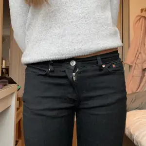 jätte snygga low waist svarta jeans från gina🥰 säljer därav att de är lite för korta. Har nästan aldirg används och ser helt nya ut💖 nypris: 500 
