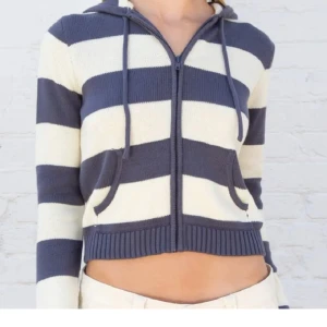 Brandy Melville zip up - En jätteskön zip up tröja från Brandy som jag köpt ny på plick och bara använt några gånger. 