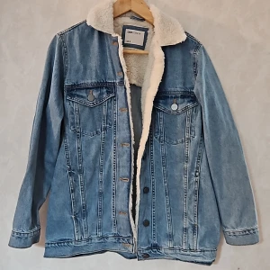 Använd i bra skick  - Säljer denna jätte  jeansjackan ifrån asos! Perfekt nu till våren och i  bra skick de är i storlek 34