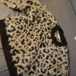 Trendig leopard tröja - Trendig leopard tröja som inte säljs i butik längre. Bra skick