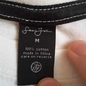 Sean John T-shirt - Säljer en sean john t-shirt som jag fick av min bror. Han köpte den för att han gillade rapparen P. Diddy som är den som kom på märket men senare vela han rensa ut så jag fick den men nu säljer jag den. Storlek: M. Skick Ny skick.