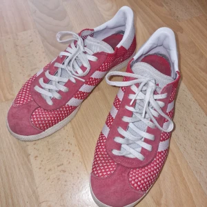 Adidas skor - Super fina adidas skor i mycket bra skick, använda men inga defekter🫶🏼