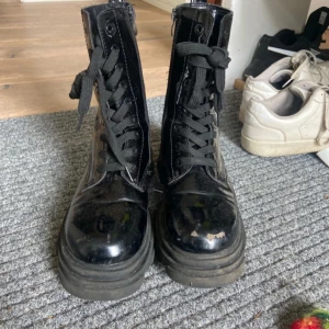 Svarta boots  - Svarta boots i storlek 38. Dem är lite slitna längst fram men går att måla över 🥰 