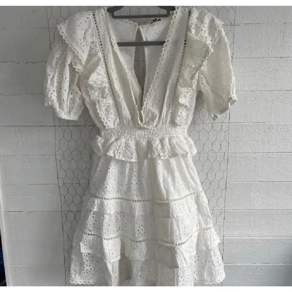 Säljer denna jättesnygga och eftertraktade klänningen från ASOS. Den är helt slut och går ej att få tag i längre!! 😍😍😍säljer endas vid jättebra bud!! Första och andra bilden är ej jag. Klänningar.