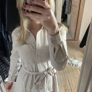 Sommarklänning  - Jättesöt skjortklänning från stradivarius som inte kommer till användning därav lapp kvar. Jättefint skick❤️