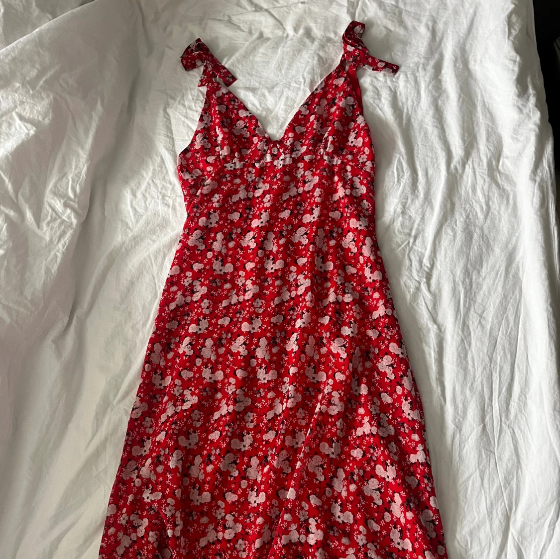 Rödblommig sommarklänning 