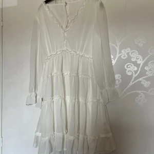 Studentklänning - Säljer denna helt nya studentklänning då jag inte hann att returnera den. (Kommer skicka den i originalpåsen, den hade ingen prislapp när jag fick hem den) 💕💕 Den är i storlek S och har öppen rygg med två vita knappar upptill samt dragkedja.