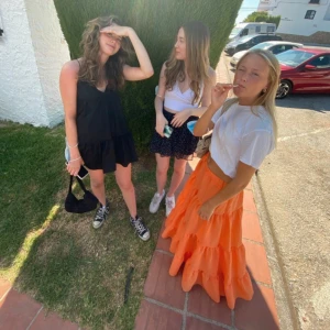 Orange långkjol  - Superfin orange kjol från H&M😍 Köpt för några år sedan, men fortfarande i fint skick. Den har vikt in sig i midjan som ni kan se på bilderna, men det är ingenting som stör mycket. 