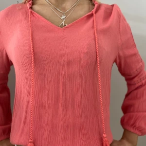 Sommrig blus - Jätte fin coral rosa blus som är perfekt till sommaren och kmr va skit snygg utomlands tex💓💓 Köptes i sommras och kom tyvärr aldrig till andvänding så säljer nu!💕💕