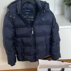 Säljer denna riktigt snygga Gant jackan i marinblå. Strl 170(passar S). Nypris ca 2000kr, jag säljer för 499kr.