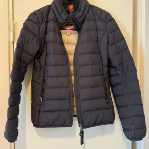 Parajumper Super Light Weight vårjacka Dam XS - Jag säljer en äkta parajumper super light weight damjacka i storlek XS då den inte kommer till användning längre.  Den är knappt använd och är i väldigt bra skick.   Priset kan diskuteras vid snabb affär. 