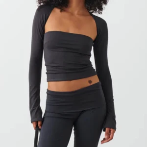 Gina Tricot topp - Säljer denna super söta topp från Gina Tricot! 🪽 helt oanvänd!